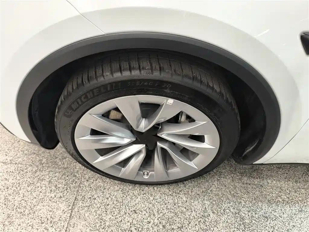 Tesla Model Y - фото 25