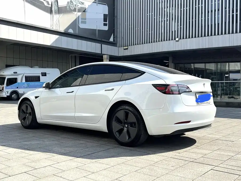Tesla Model 3 — миниатюра 6