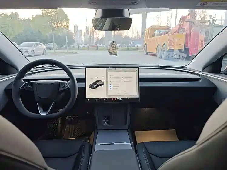 Tesla Model 3 — миниатюра 5