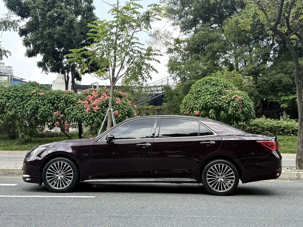Toyota Crown — миниатюра 4