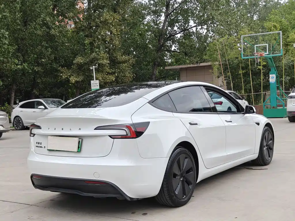 Tesla Model 3 — миниатюра 16