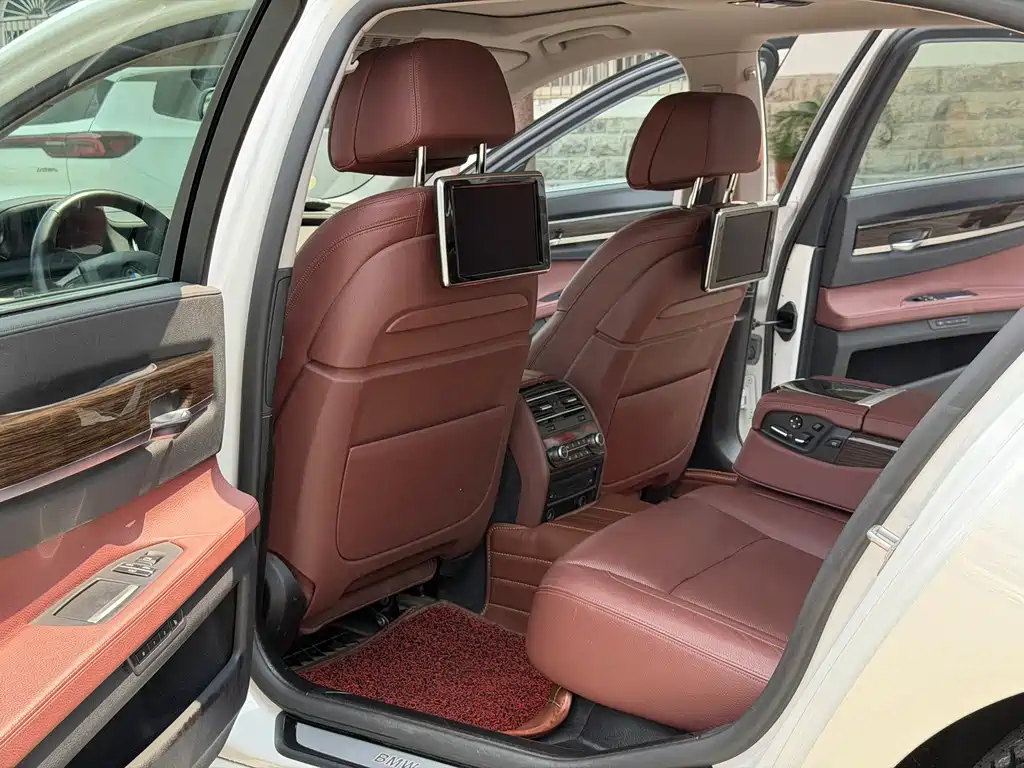 BMW 7 Series — миниатюра 8