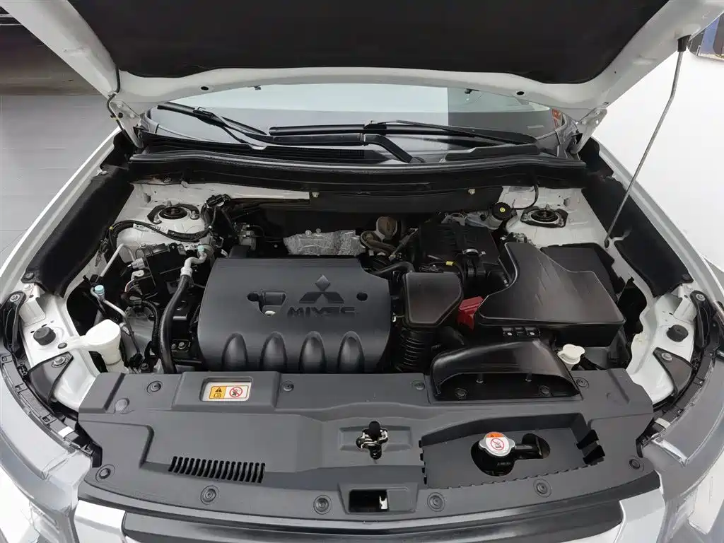 Mitsubishi Outlander 2016 2.4L Elite 5 мест