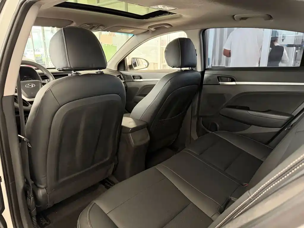 Hyundai Elantra — миниатюра 6