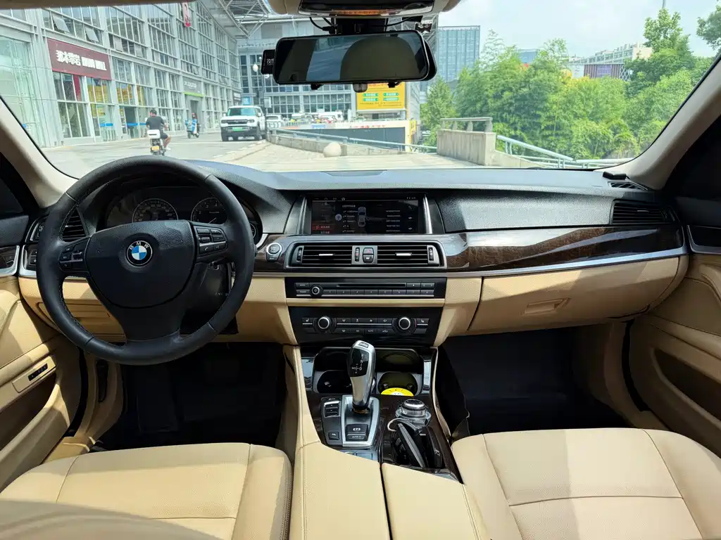BMW 5 Series — миниатюра 9