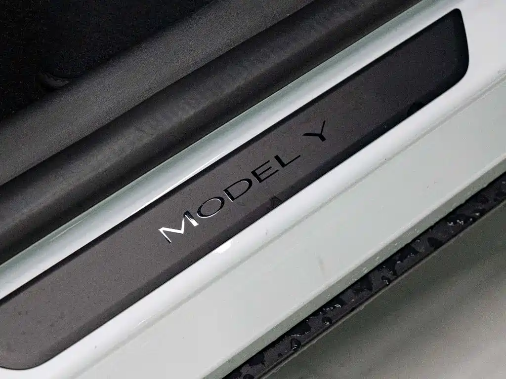 Tesla Model Y — миниатюра 19