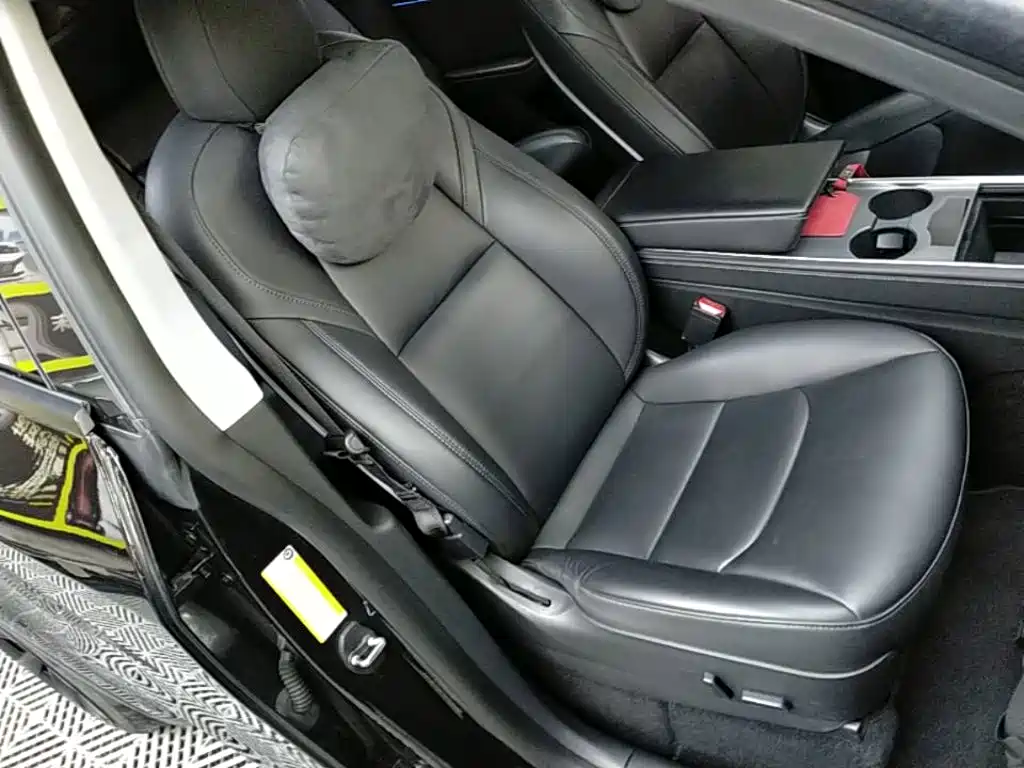 Tesla Model Y — миниатюра 25