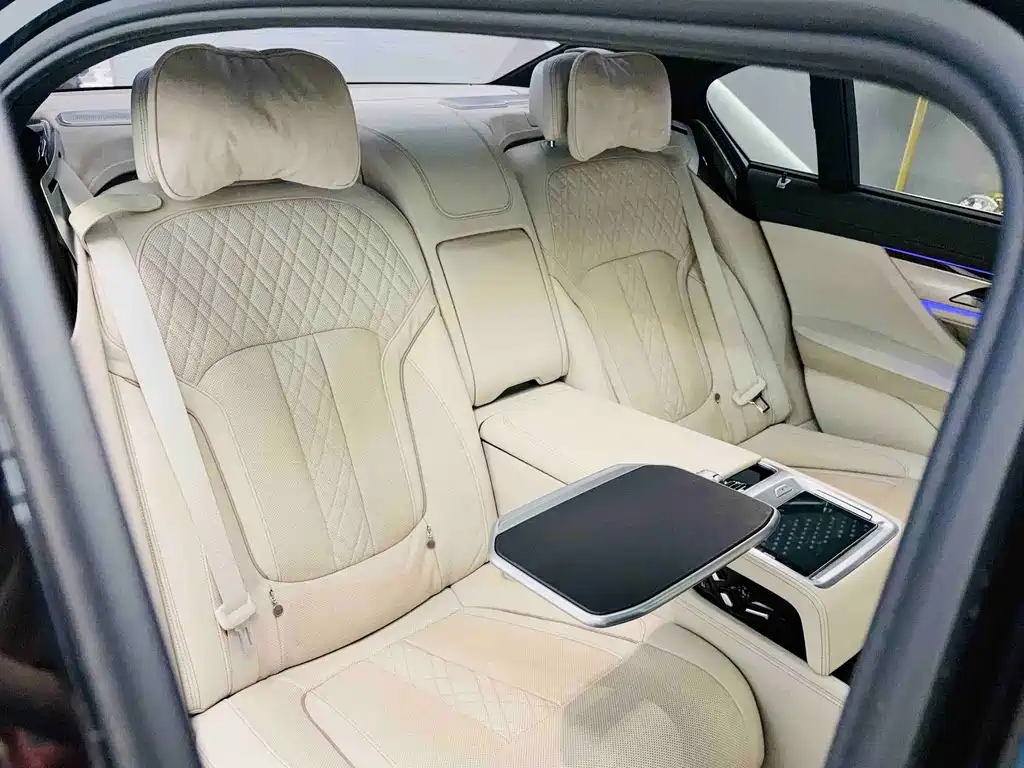 BMW 7 Series — миниатюра 24