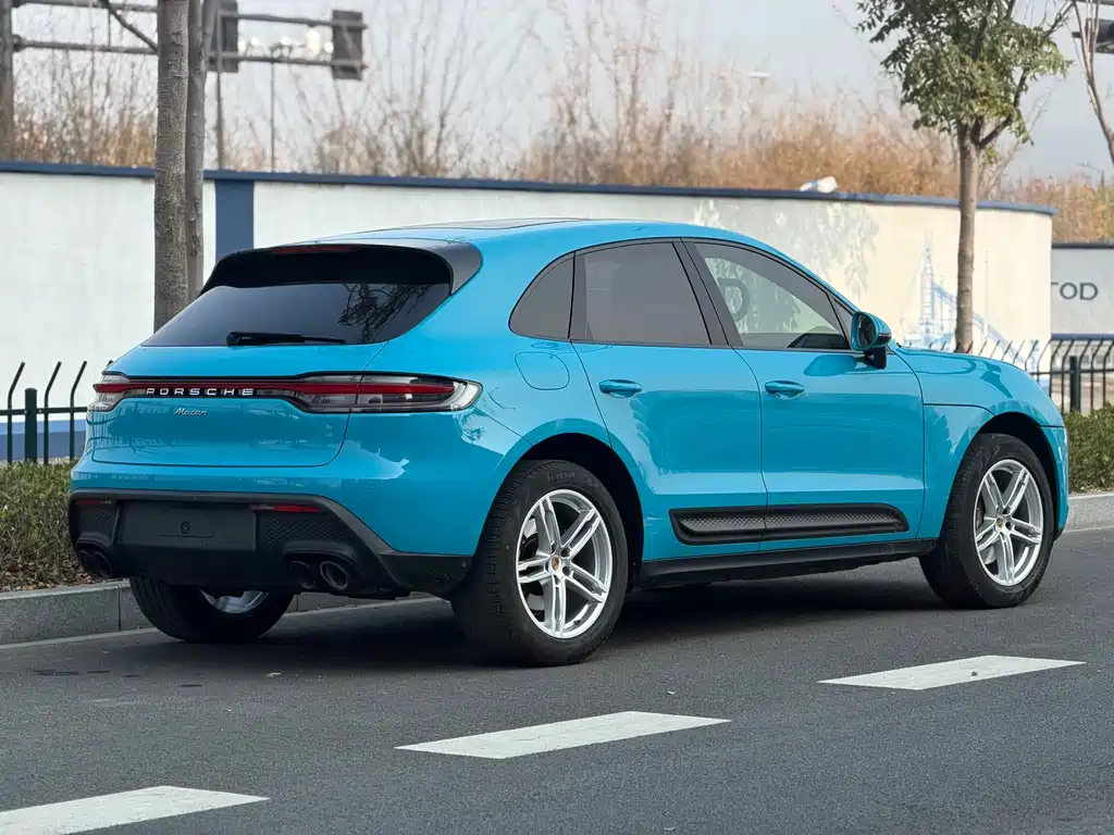 PORSCHE MACAN