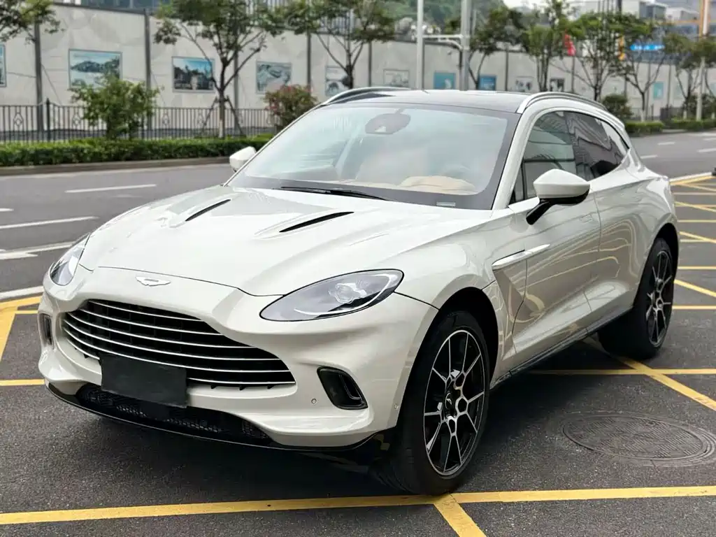 Купить Aston Martin DBX