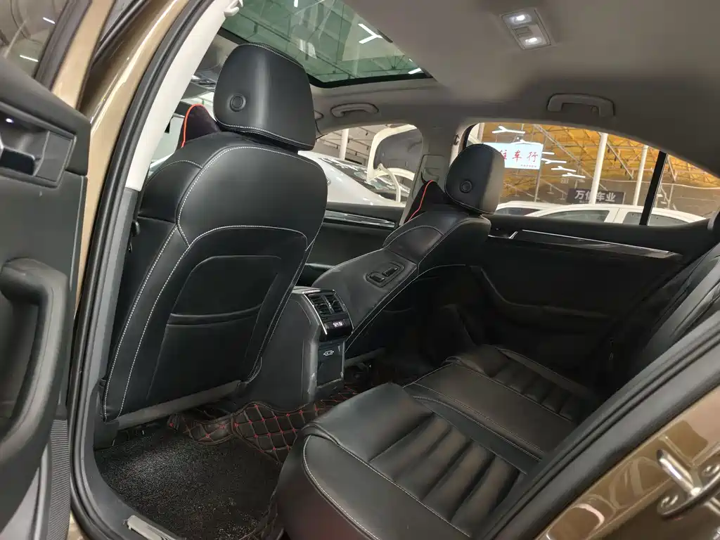 Skoda Superb — миниатюра 12