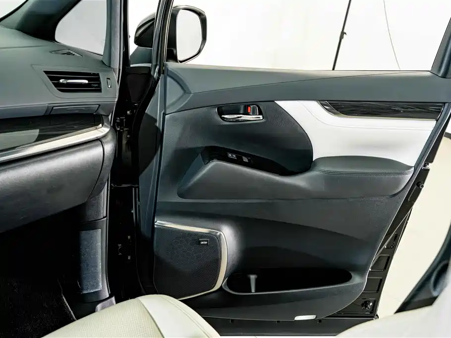 Lexus LM — миниатюра 16