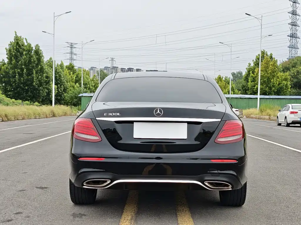 Mercedes-Benz E-Class — миниатюра 11