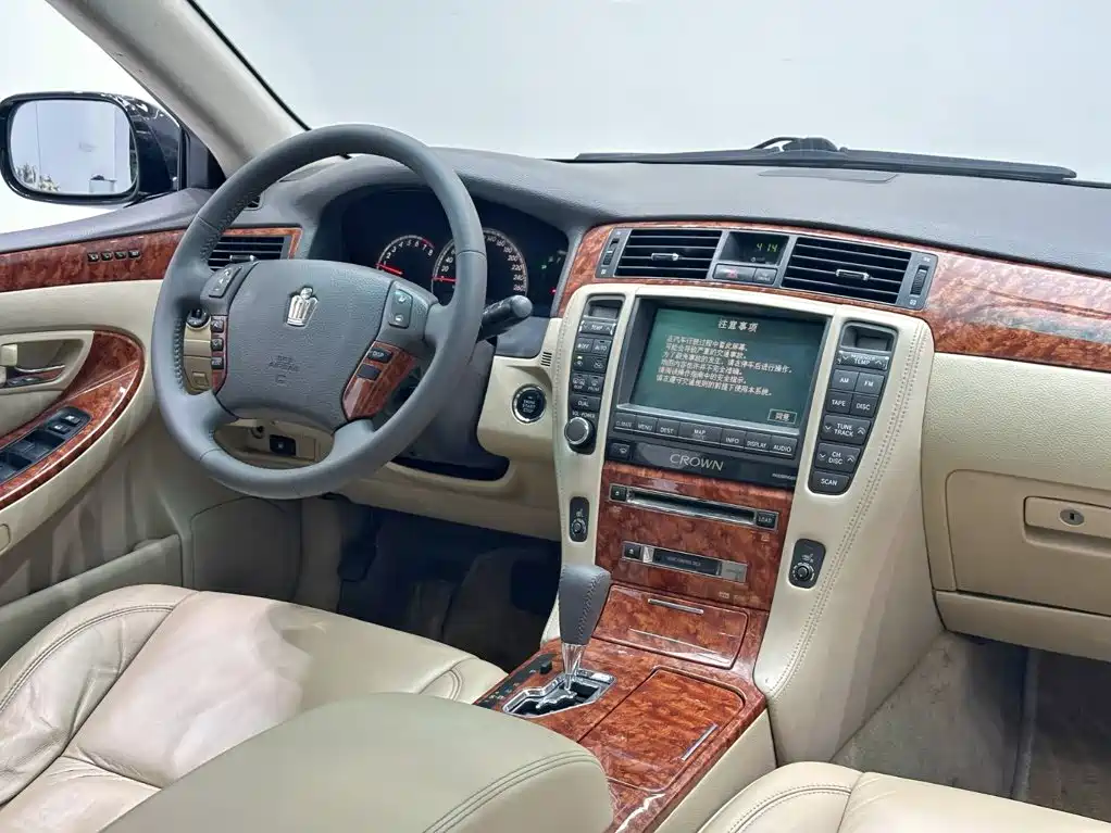 Toyota Crown — миниатюра 13