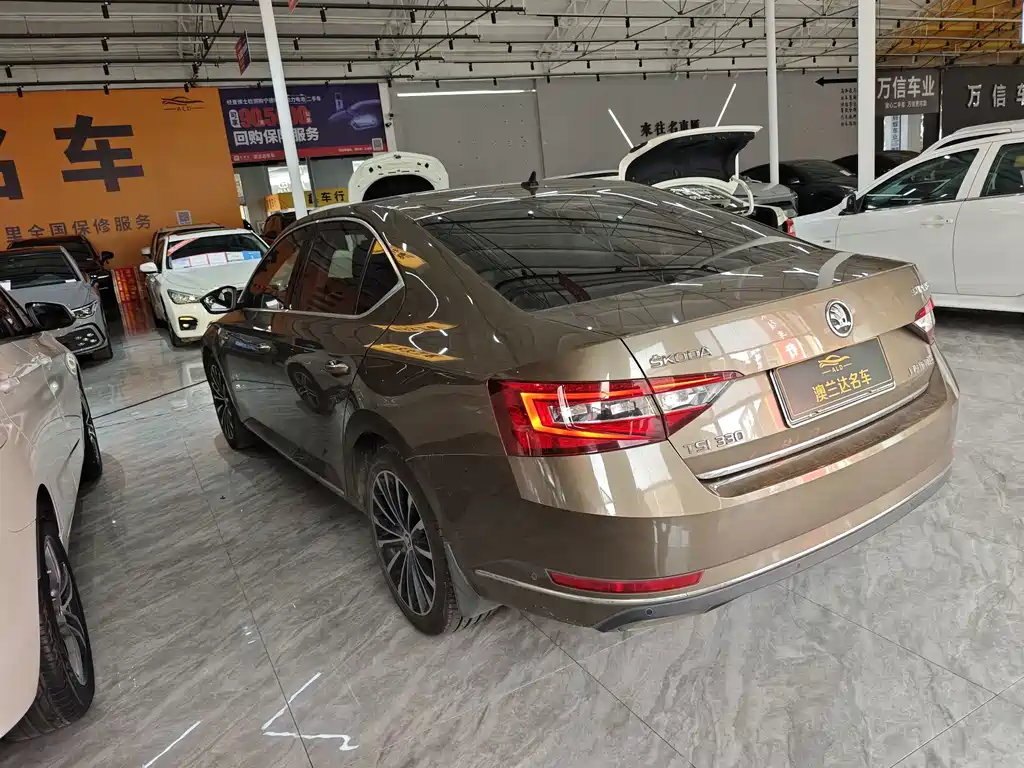 Skoda Superb — миниатюра 7