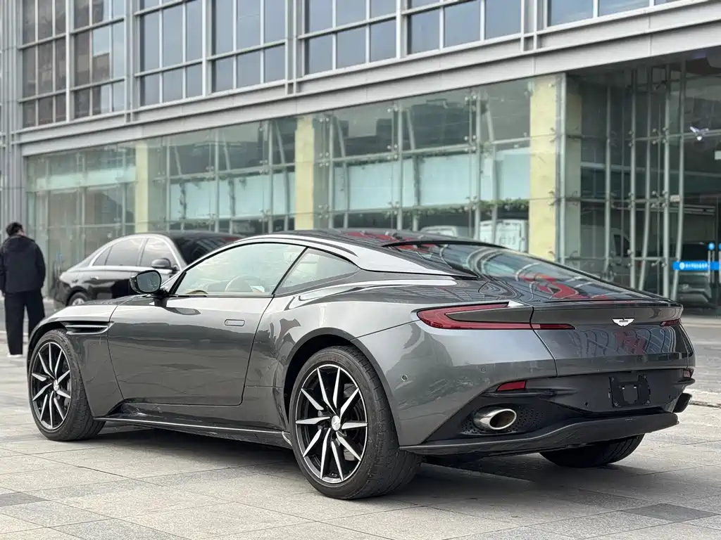 ASTON MARTIN DB11