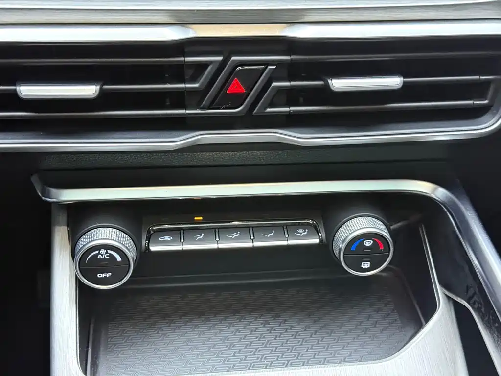Geely Binyue — миниатюра 10