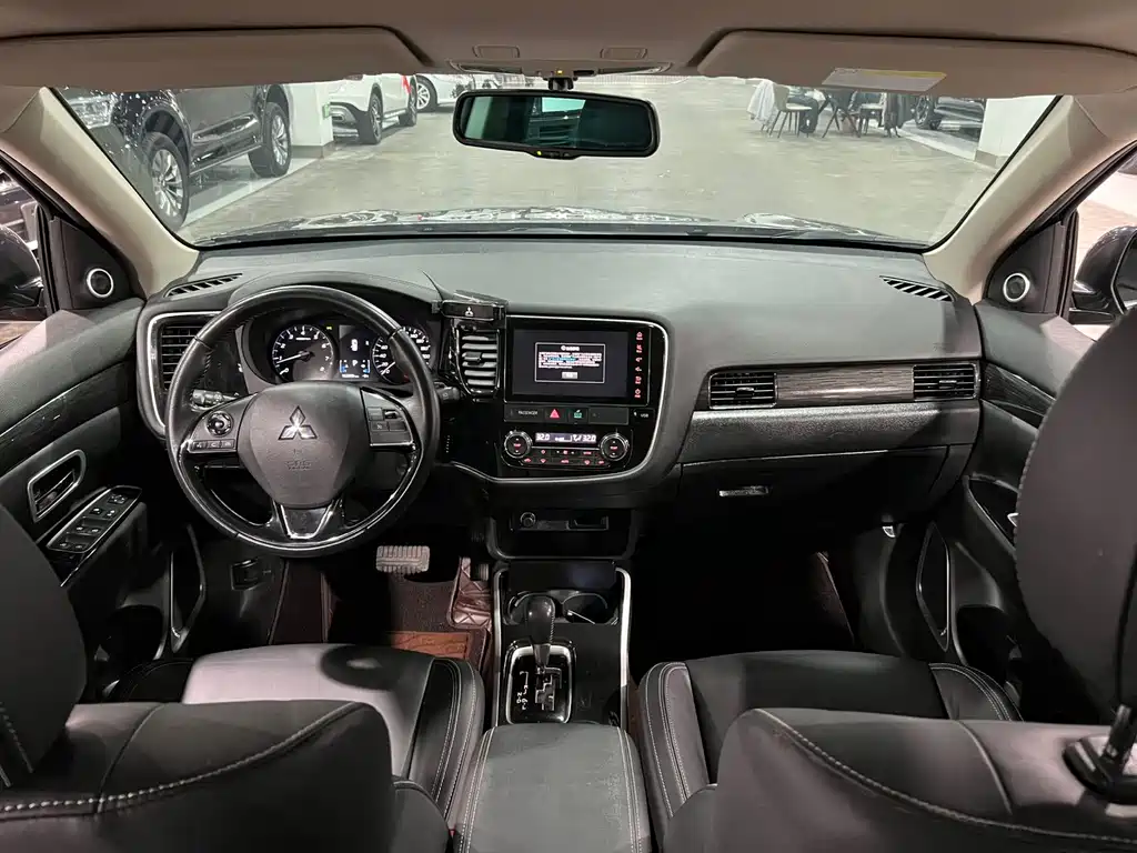 MITSUBISHI OUTLANDER