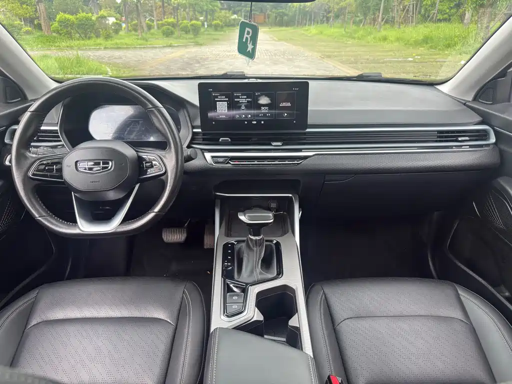 Geely Emgrand 2022 4 1.5L CVT Luxury