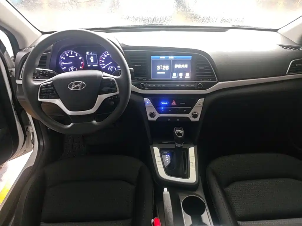 Hyundai Elantra — миниатюра 10