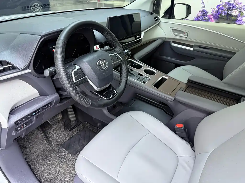 Toyota Granvia — миниатюра 13