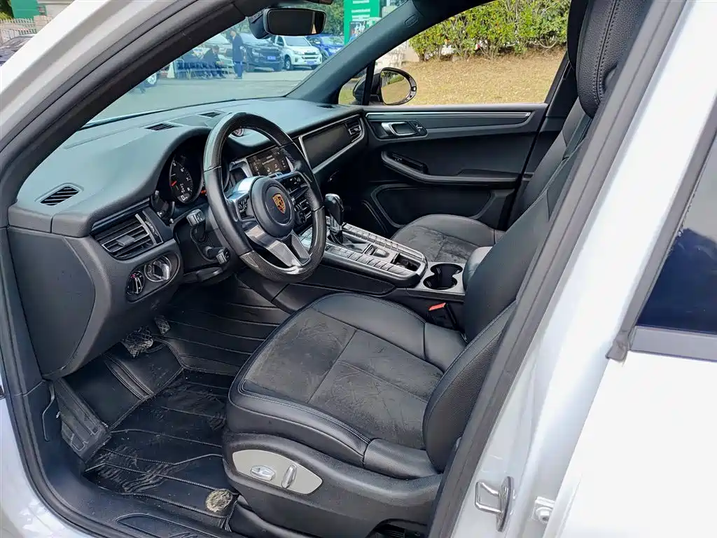 PORSCHE MACAN