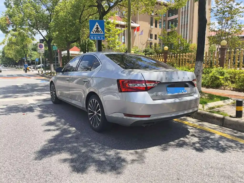 Skoda Superb — миниатюра 6
