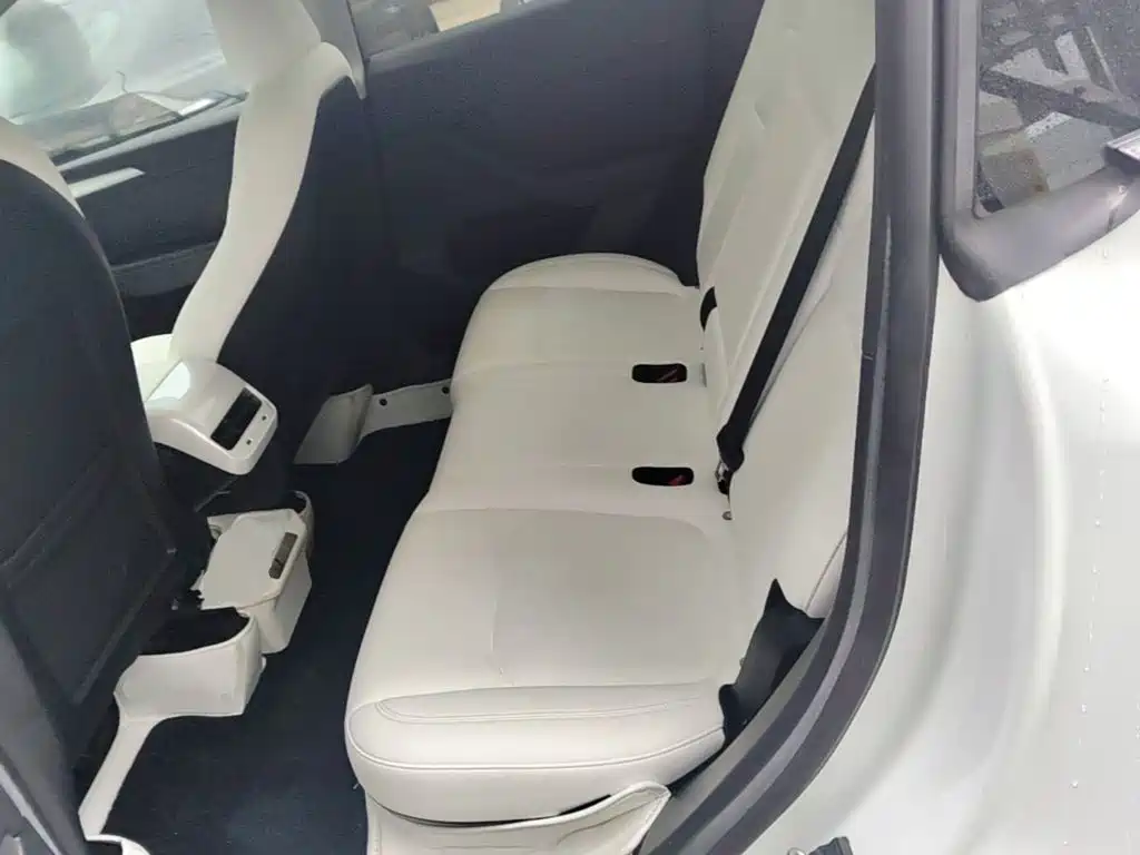 Tesla Model Y — миниатюра 17