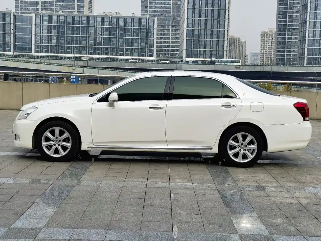 Toyota Crown — миниатюра 4