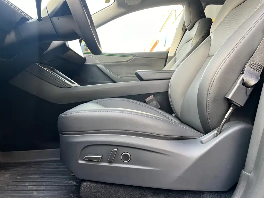 Tesla Model Y — миниатюра 10