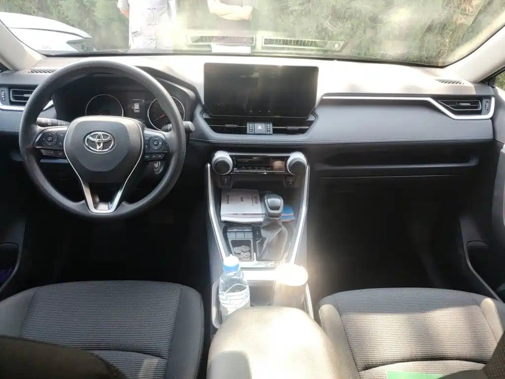Toyota RAV4 — миниатюра 5