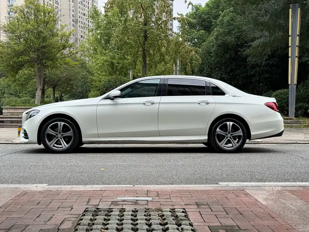 Mercedes-Benz E-Class — миниатюра 6