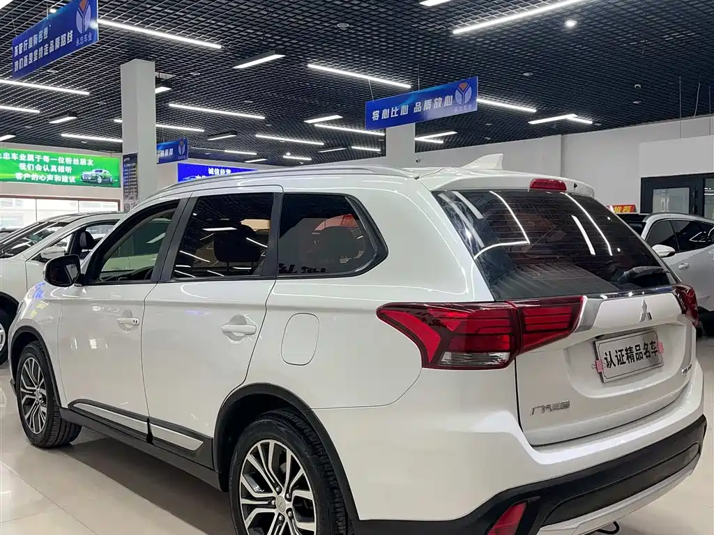 MITSUBISHI OUTLANDER