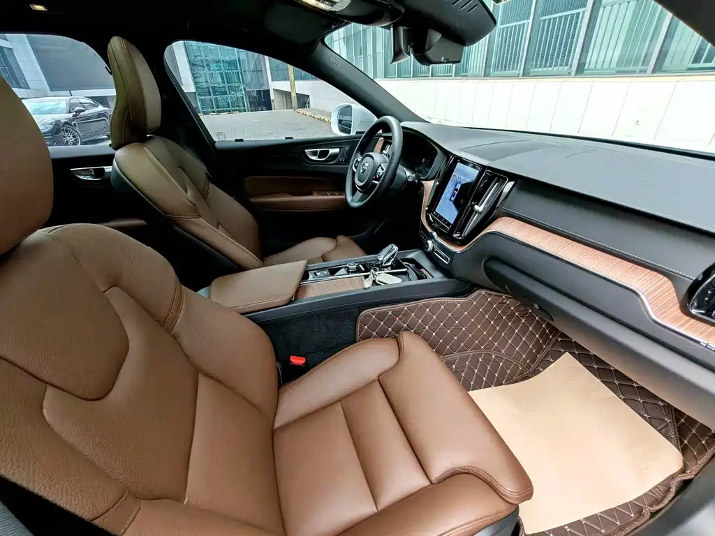 VOLVO XC60 PLUG IN HYBRID