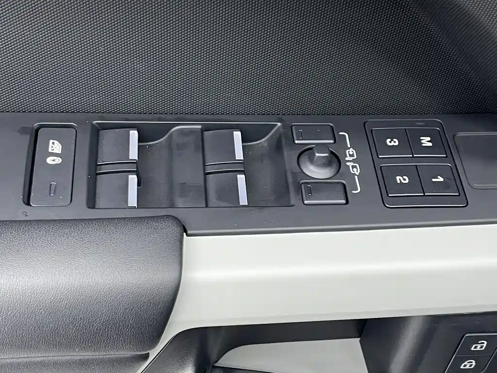 Land Rover Defender 2023 — фото 16