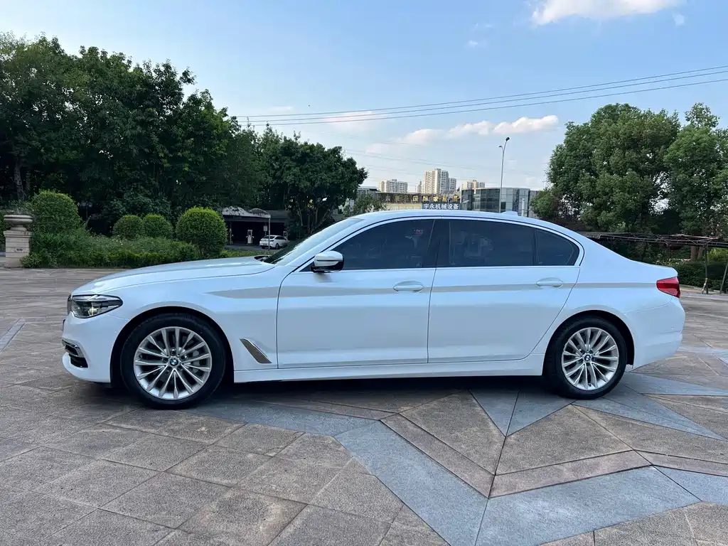 BMW 5 Series — миниатюра 6