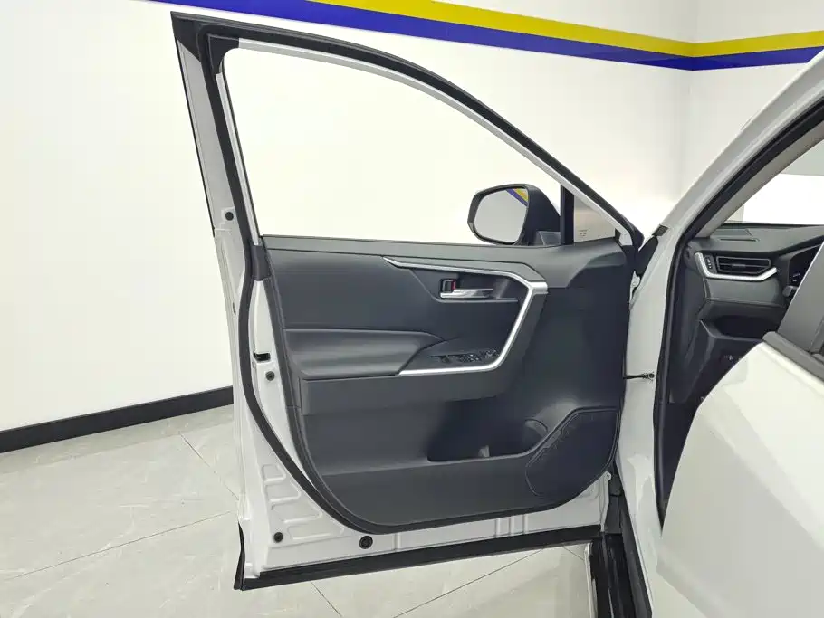 Toyota RAV4 — миниатюра 7