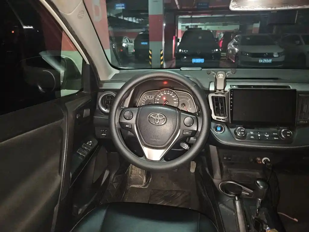 Toyota RAV4 — миниатюра 6
