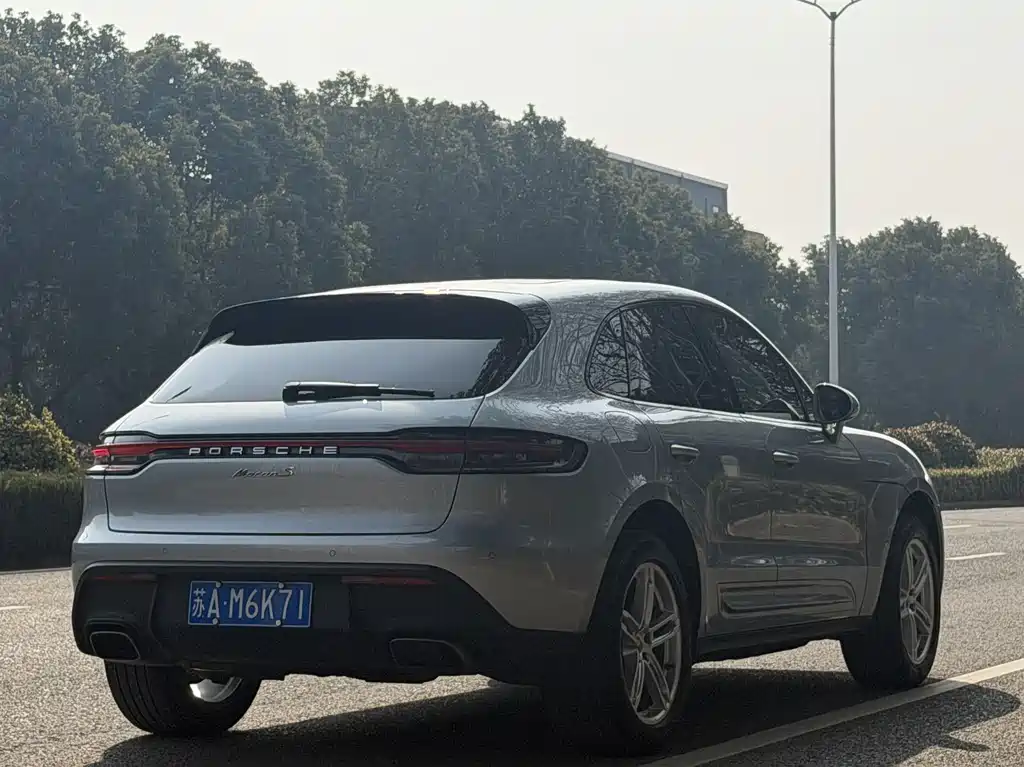 PORSCHE MACAN