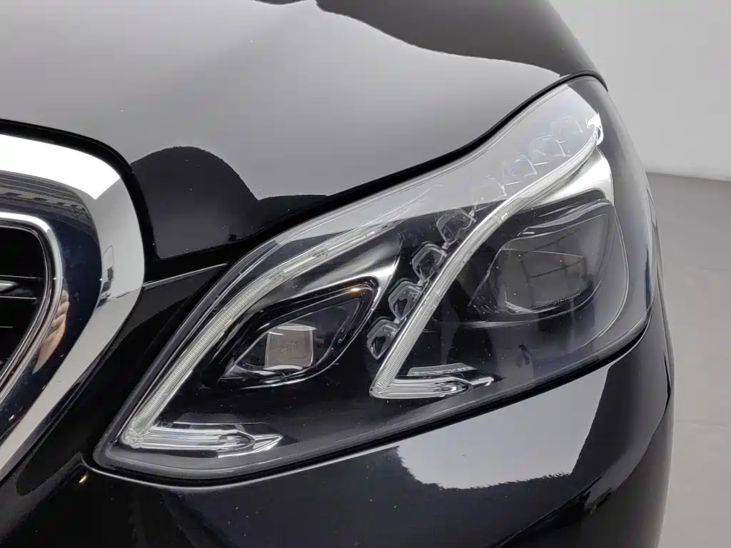 Mercedes-Benz E-Class — миниатюра 7