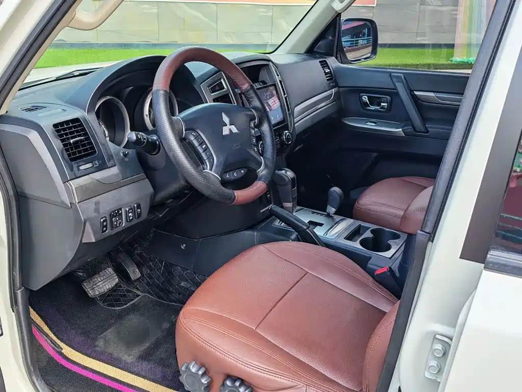 Mitsubishi Pajero (Import) — миниатюра 9