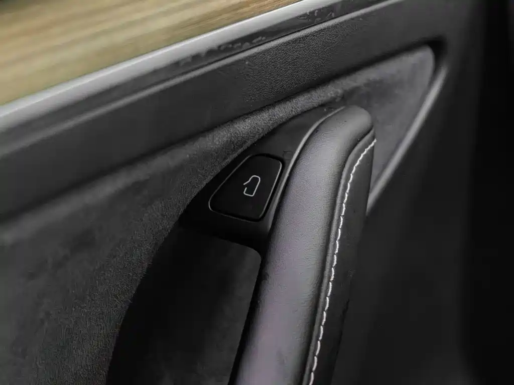 Tesla Model Y — миниатюра 11