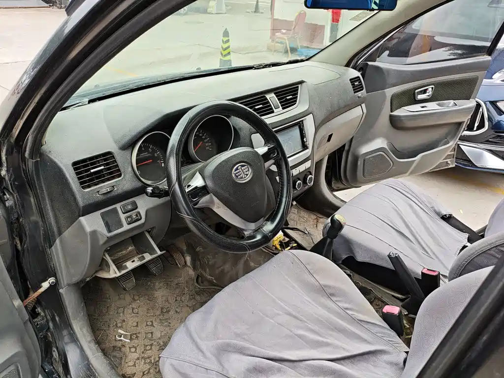 FAW S80 2011 1.5L MT 7 мест Elite
