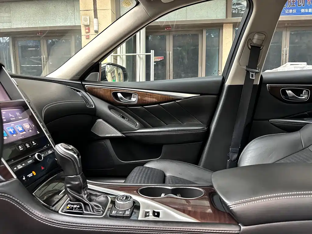 INFINITI Q50L