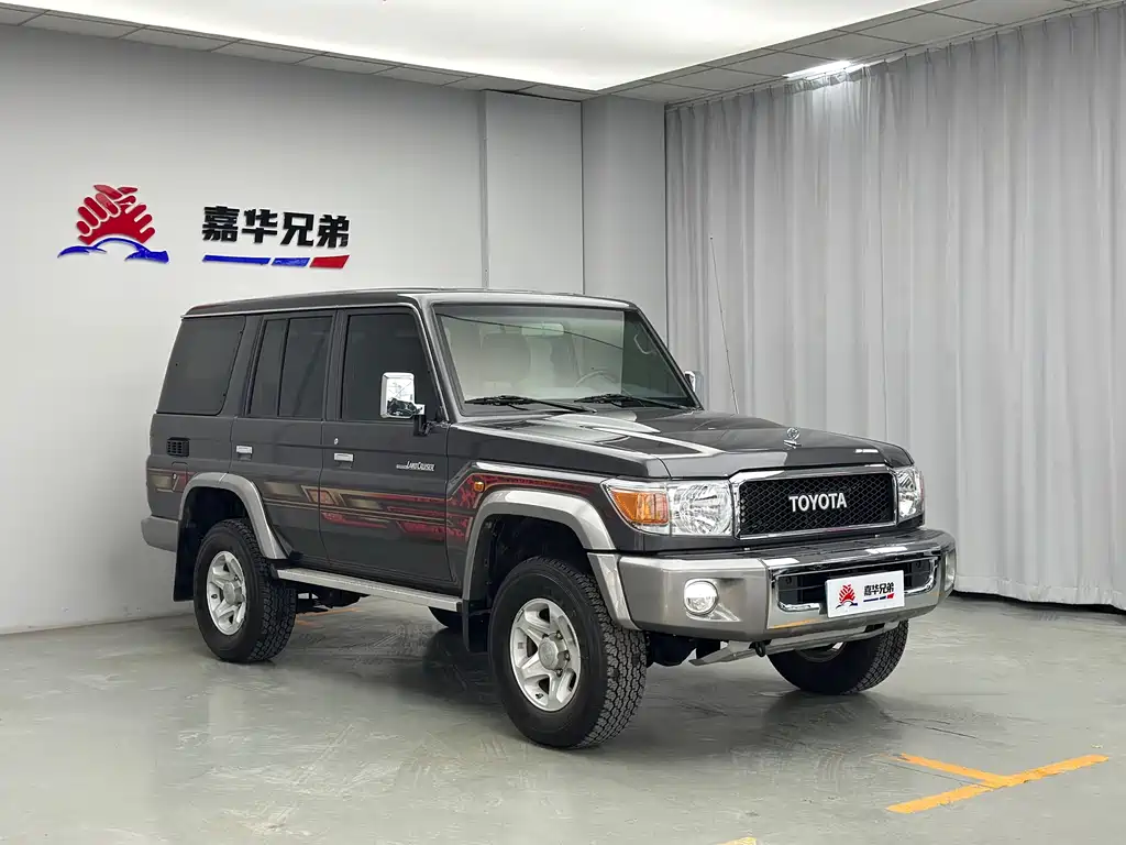 Toyota Land Cruiser LC76 2023 4.0L MT