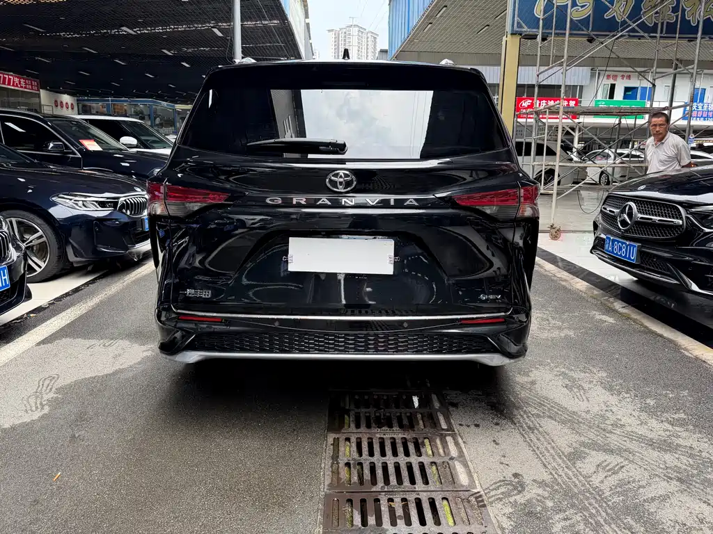 Toyota Granvia 2024 2.5L Luxury