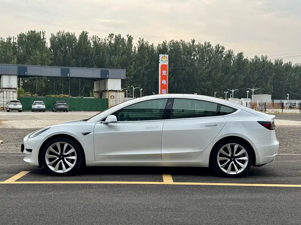 Tesla Model 3 — миниатюра 5