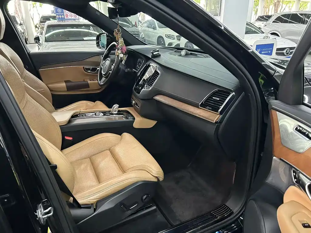 Volvo XC90 PHEV — миниатюра 6