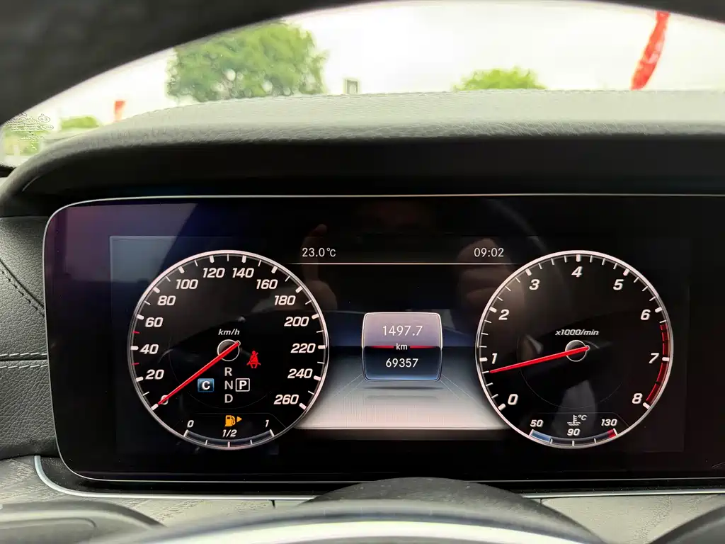 Mercedes-Benz E-Class — миниатюра 4