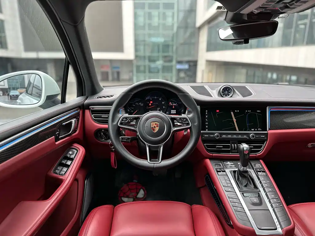PORSCHE MACAN